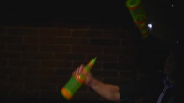 Şişe hokkabazlık erkek barmen. Barmen show, açık hedef, adam profesyonel barmen. ağır çekim. Üstten Görünüm. yakın çekim