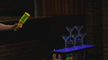 Şişe hokkabazlık erkek barmen. Barmen show, açık hedef, adam profesyonel barmen. yakın çekim