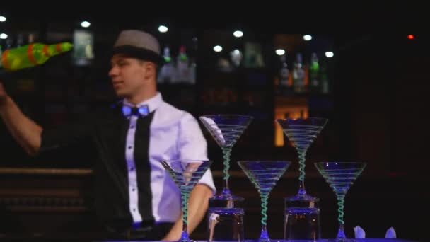 Homem barman malabarismo garrafas. Espectáculo do Barman, tiros certeiros, barman profissional. de perto — Vídeo de Stock