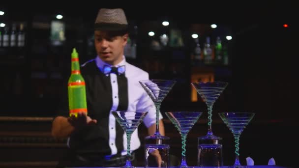 Männlicher Barkeeper jongliert mit Flaschen. Barmann-Show, klare Aufnahmen, Mann professioneller Barkeeper. Zeitlupe. Nahaufnahme — Stockvideo