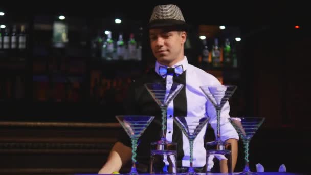 Manliga bartender jonglering flaskor. Bartendern visar tydliga skott, man Professionell bartender. slowmotion. närbild. selektivt fokus — Stockvideo