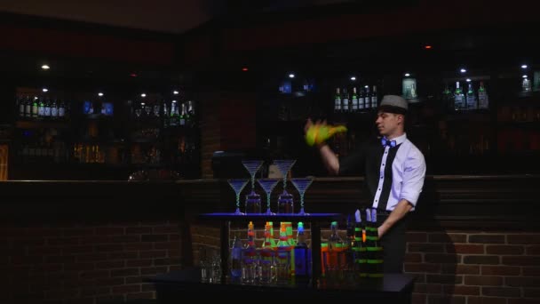 Акробатическое шоу в исполнении бармена, жонглирующего бутылкой. фон бара — стоковое видео