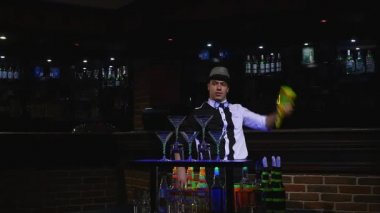 İki şişe hokkabazlık barmen tarafından gerçekleştirilen akrobatik gösterisi. Bar arka plan. ağır çekim