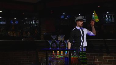 İki şişe hokkabazlık barmen tarafından gerçekleştirilen akrobatik gösterisi. Bar arka plan. ağır çekim
