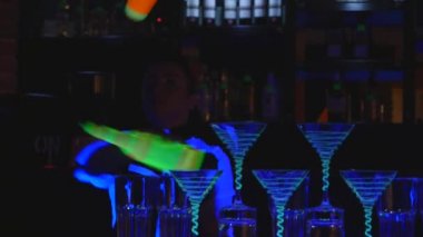 Barmen show. İki barmen şişe ve kabı karıştırma için hokkabazlık. yakın çekim