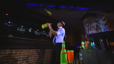 İki şişe hokkabazlık barmen tarafından gerçekleştirilen akrobatik gösterisi. Bar arka plan