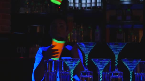 Бармен шоу. Два бармена жонглируют бутылками и Бикер для смешивания. close up — стоковое видео