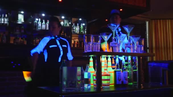 Barman Show. Deux bouteilles de jonglage barmen et Beaker pour le mélange. gros plan — Video