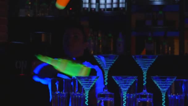 Barman Toon. Twee barmen jongleren flessen en bekerglas voor het mengen. Close-up — Stockvideo