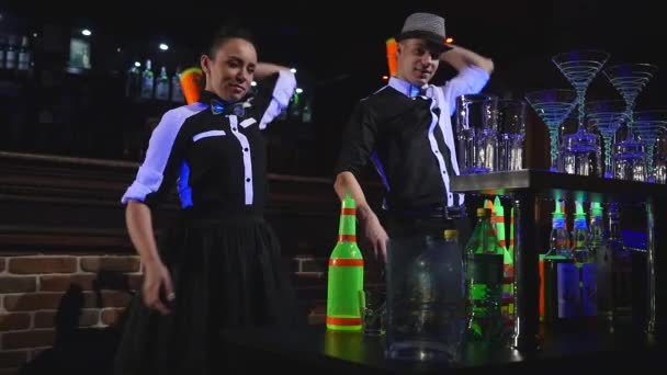 Barmanská show. Dva barmani žonglovat lahví a nádobkou pro míchání. Zpomalený pohyb — Stock video
