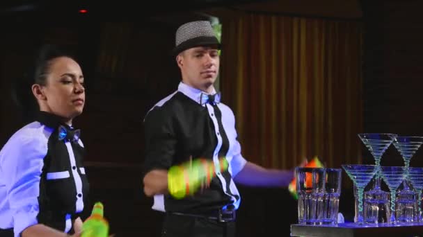 Barman Visa. Två bartendrar jonglera flaskor och bägare för blandning. närbild — Stockvideo