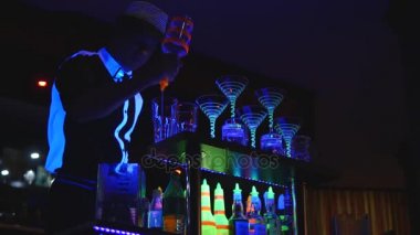 Şişe ve kokteyl yapmak hokkabazlık erkek barmen. Barmen show, açık hedef, adam profesyonel barmen. Alt görünümü