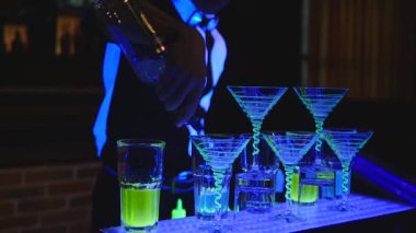 Barmen bir barda kokteyl yapmak