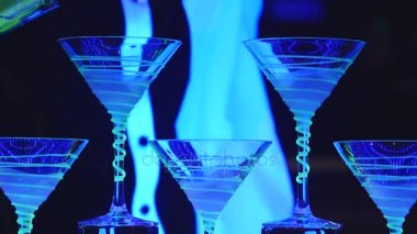 Barmen show. Barmen alkollü kokteyller dökülen. yakın çekim