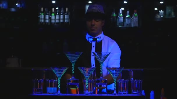 Бармен шоу. бармены жонглируют двумя Бикерами для смешивания. замедленное движение — стоковое видео