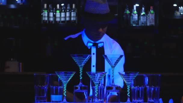 Um espectáculo de barman. barmen malabarismo dois Beakers para misturar — Vídeo de Stock