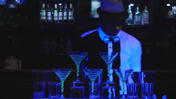 Мужчина-бармен жонглирует бутылкой и делает коктейль. Бармен шоу, четкие кадры, человек профессиональный бармен. time lipse — стоковое видео