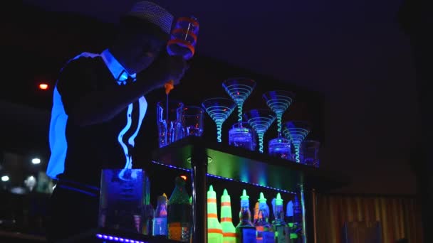 Manliga bartender jonglering flaska och göra cocktail. Bartendern visar tydliga skott, man Professionell bartender. underifrån — Stockvideo