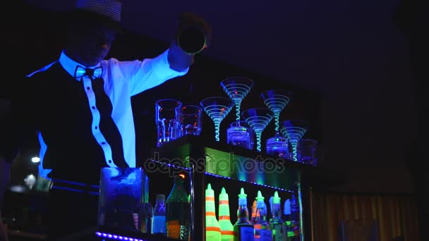 Homem barman malabarismo garrafa e fazer coquetel. Espectáculo do Barman, tiros certeiros, barman profissional. vista inferior — Vídeo de Stock