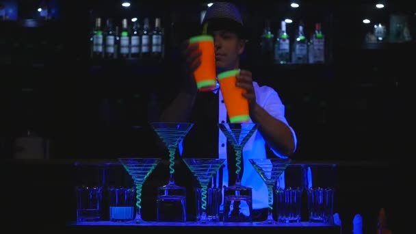 Um espectáculo de barman. Barmen faz malabarismo com dois Beakers para misturar. câmara lenta — Vídeo de Stock