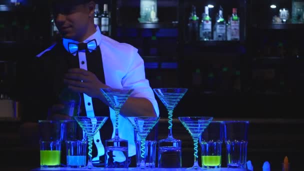 Cantinero hacer cóctel en un bar — Vídeo de stock