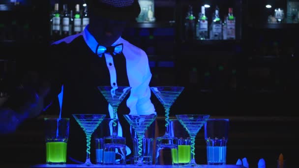 Il barista fa il cocktail in un bar — Video Stock