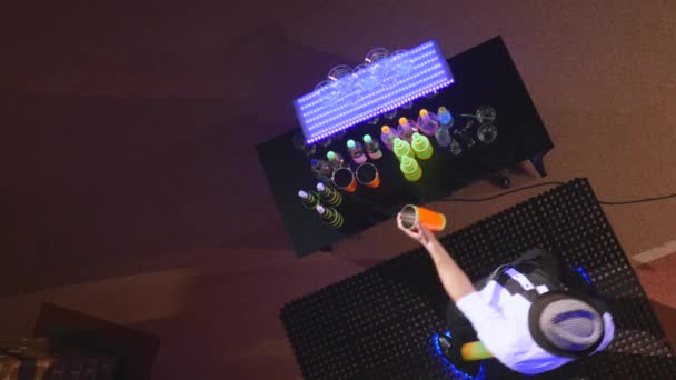 Akrobatische Show von Barmann jongliert Flasche. Ansicht von oben — Stockvideo