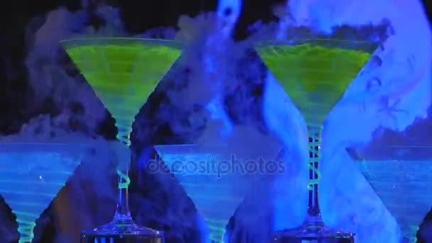Show do Barman. O barman serve cocktails alcoólicos. de perto — Vídeo de Stock