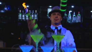 Şişe ateşle hokkabazlık erkek barmen. Barmen show, açık hedef, adam profesyonel barmen