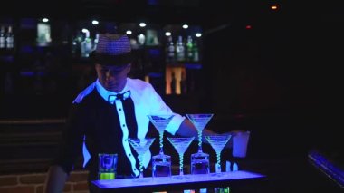 Barmen show. Barmen alkollü kokteyller dökülen. yakın çekim. ağır çekim