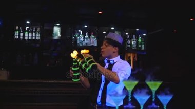 Şişe ateşle hokkabazlık erkek barmen. Barmen show, açık hedef, adam profesyonel barmen