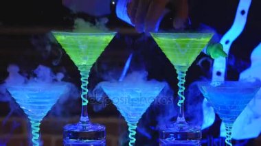 Buz küpü kokteyl cam tutan barmen. Barmen alkollü kokteyller hazırlanıyor. yakın çekim