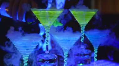 Buz küpü kokteyl cam tutan barmen. Barmen alkollü kokteyller hazırlanıyor. yakın çekim