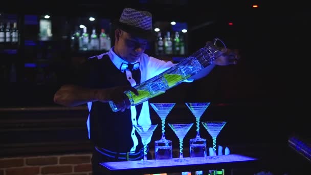 Barmanská show. Barman nalévá alkoholické koktejly. zblízka. Zpomalený pohyb — Stock video