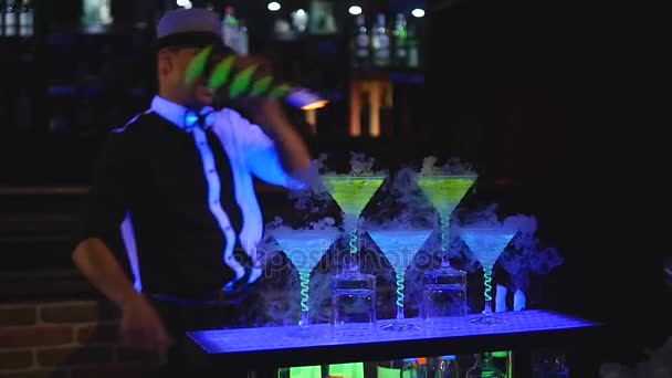 Varón camarero haciendo malabarismos botella con fuego. Show de barman, tiros claros, hombre barman profesional — Vídeo de stock