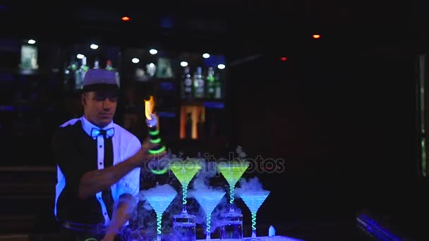 Varón camarero haciendo malabarismos botella con fuego. Show de barman, tiros claros, hombre barman profesional — Vídeos de Stock