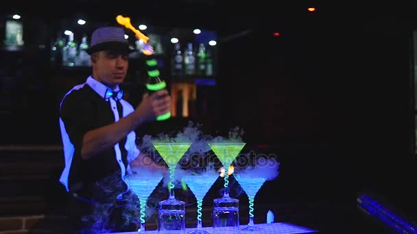 Homem barman malabarismo garrafa com fogo. Show de barman, tiros claros, barman profissional homem — Vídeo de Stock