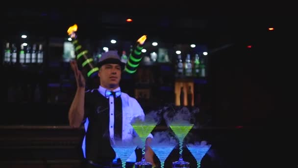 Varón camarero haciendo malabarismos botella con fuego. Show de barman, tiros claros, hombre barman profesional — Vídeos de Stock