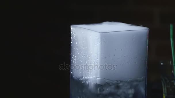 boisson en verre avec l'effet de la glace sèche