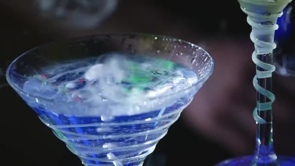 Dricka i glas med effekten av torr-is. Barman Visa — Stockvideo