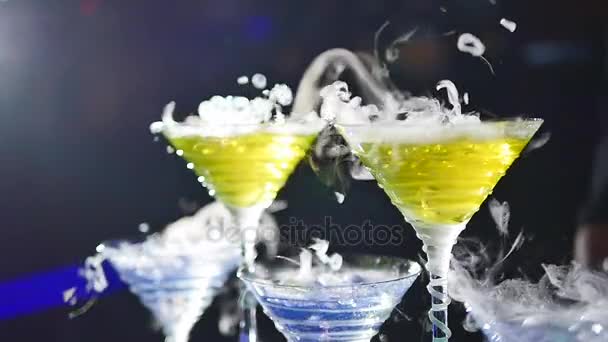 Beber en vaso con el efecto del hielo seco. espectáculo barman — Vídeos de Stock