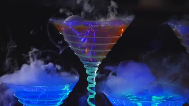 Boire dans un verre avec l'effet de la glace sèche. barman show — Video