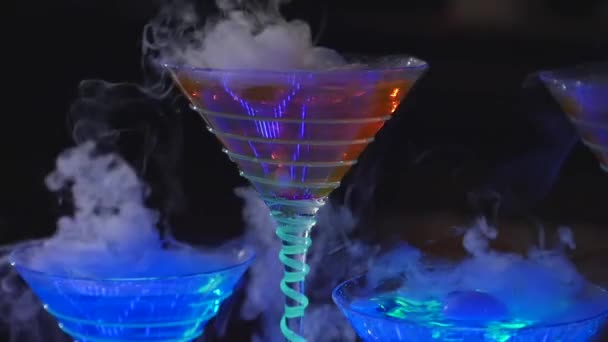Boire dans un verre avec l'effet de la glace sèche. barman show — Video