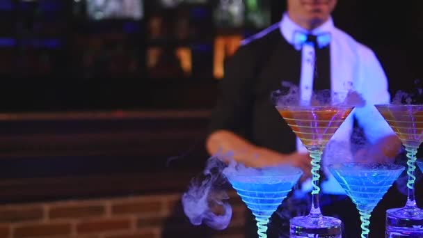 Bere in vetro con l'effetto del ghiaccio secco. Barman Show. barman sfondo — Video Stock