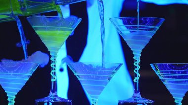 Barmen show. Barmen alkollü kokteyller dökülen. yakın çekim