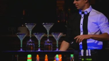 Erkek barmen hokkabazlık şişe. Barmen show, açık hedef, adam profesyonel barmen. ağır çekim