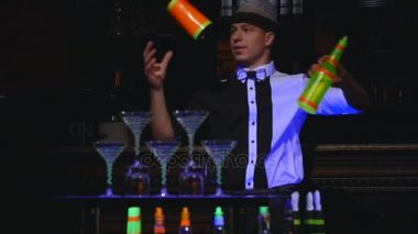 Şişe ve kokteyl yapmak hokkabazlık erkek barmen. Barmen show, açık hedef, adam profesyonel barmen. ağır çekim