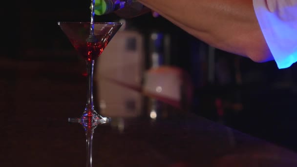 Cocktail. Il barista prepara il cocktail — Video Stock