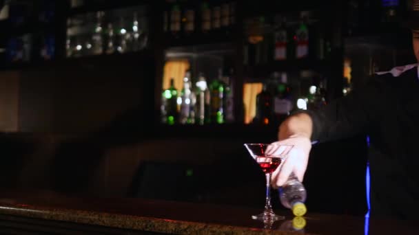 Cocktail. O barman faz o cocktail. um barman incendeia um cocktail — Vídeo de Stock
