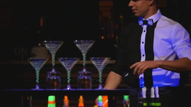 Manliga bartender jonglering flaska. Bartendern visar tydliga skott, man Professionell bartender. slowmotion — Stockvideo
